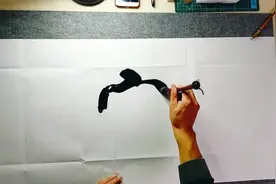 第一次看到这样写书法，这副字写的太有创意了，一连看了好几遍视频封面