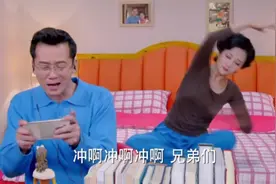 围裙妈妈正在练习瑜伽！小头爸爸打游戏，戴上小耳机玩手机游戏。视频封面