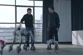 宇树科技CEO王兴兴给作家刘震云介绍工业级机器狗视频封面