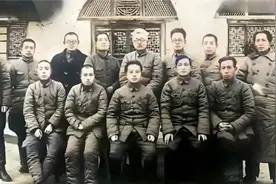 1937年延安，毛主席罕见不坐在C位的合影，你知道他们都是谁吗