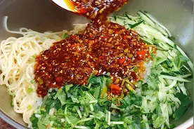 天气越来越热，教你在家做凉面，做法简单又好吃，学会秒杀路边摊