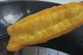 炸油条这个配方一定要收藏，配方做法简单易成功，蓬松酥脆又空心