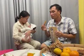 小妹给老公抱宝宝，结果老公一抱宝宝就哭起来，到底咋回事视频封面