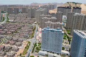 太震撼！甘肃兰州荒凉的山顶，造出一座巨大新城，规模相当惊人