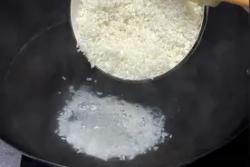 大米不要再蒸着吃了，教你一个懒人新吃法，出锅比扬州炒饭还要香