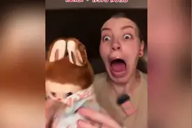 泡泡玛特究竟有多大魅力？看外国人开箱隐藏版 LABUBU 的疯狂视频封面