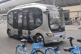 天津首辆无人驾驶公交车 震撼上线 ！视频封面