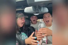 外国网友拆泡泡玛特Labubu隐藏款的开心瞬间，真的太疯狂了视频封面