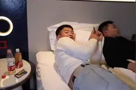 两个男生在飞机上舒适地睡觉，惬意的生活视频封面