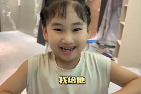 老公喝多了不知道姓啥，拉着朋友显摆房子，连保险柜都扒拉出来了视频封面