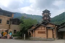 上饶望仙谷听说夜景很漂亮，结果来太早了，想住民宿被价格吓呆。视频封面