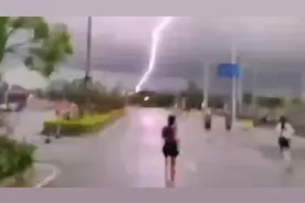 南宁女子半程马拉松遭狂风暴雨电闪雷鸣，美女们湿身尖叫躲不及！视频封面