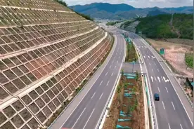 云南天价高速路，过路费比油钱贵，大货车都跑不起视频封面
