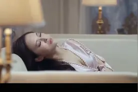 美女喝多了躺在沙发上-丈夫把她抱回了房间-最后却吵了起来视频封面