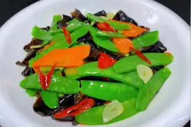 炒荷兰豆，直接下锅炒就错了，教你饭店不外传技巧，翠绿清脆爽口视频封面