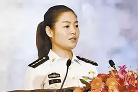 航母舰载机飞行员张超牺牲，他最崇拜王伟，如今空姐妻子特招入伍视频封面