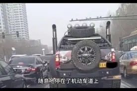 女子骑车遇上“开门杀”怒踢车门发泄！还打开车门上车坐。