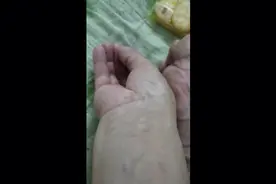 这是那位帅哥的手啊，白白胖胖的好漂亮啊！