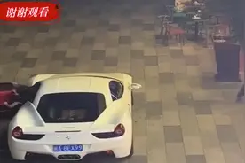 女友转身上了大叔的车。视频封面