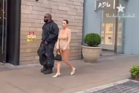 侃爷夫妇的炸街时尚穿搭，简直是冰火两重天！一个冬天一个夏天！视频封面