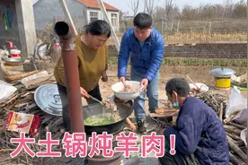 200多块钱的羊肉，炖上3个小时，汤白肉烂，真是太香了！真好！