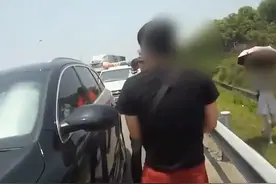 高速交警怒砸违停奥迪越野车，原因竟是女司机做法引起了公愤。