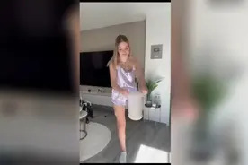 独腿外国女孩，教你怎么装假肢。视频封面