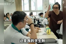 偷偷回母校看老师的感人瞬间！视频封面