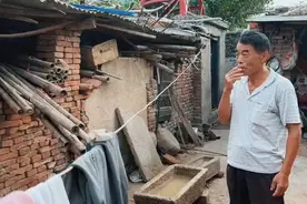 乡村生活：老人在简陋的庭院中抽着烟视频封面