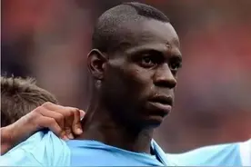 看巴洛特利放炮仗和球场胡闹名场面视频封面