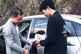 员工因上班忘打卡没工资，最后老板发现后给员工送出了温暖视频封面