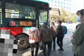 昆明公交爱心卡泛滥成灾，应该规定每个老人一个月免费刷10次。视频封面