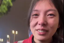 看哭，重庆凌晨的街头，28岁单亲妈妈带着两个孩子摆摊卖豆干！视频封面