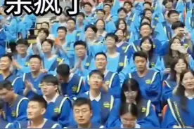 毕业典礼的狂欢瞬间见证青春的美好！火遍全网的青岛大学毕业典礼视频封面