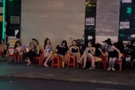 越南胡志明市夜晚街景，一群小姐姐坐在路边喝奶茶视频封面
