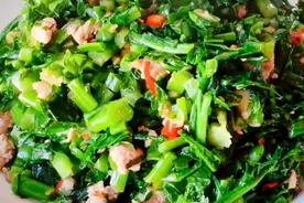 雪里蕻炒肉沫别再直接下锅炒了，教你一招，翠绿不发黄，鲜香下饭视频封面