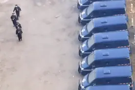 年过了上百辆运钞车出动从金库拉钞送出场面，两人真枪实弹押运