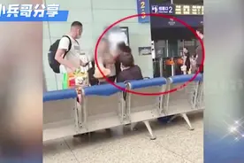 嚣张大妈强行让座还打人，不料民警霸气出手，大妈立马道歉求饶！视频封面