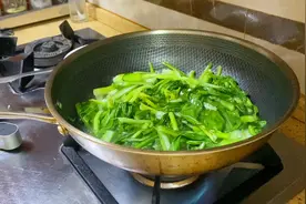 猪油炒青菜，色泽青翠，口感脆爽，简单又营养。