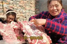 10斤排骨炖了满满一锅，怕孩子不够吃，姐俩只能边啃骨头边咽口水