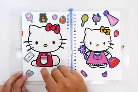 好玩的凯蒂猫儿童贴贴纸，全都贴在本子上，好看又好玩