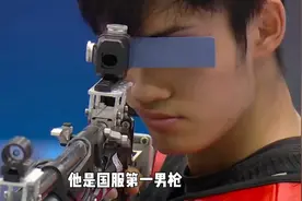 国服第一男枪打羽毛球，笑翻全场！#奥运会 #盛李豪 #黄雨婷视频封面