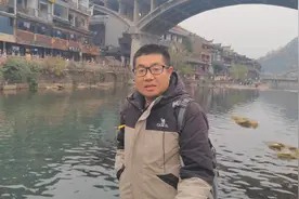 穷游到凤凰古城，沱江两岸游客好多，找66元客栈住宿视频封面