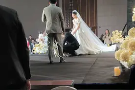 #婚礼现场# 新郎单膝跪地，深情告白新娘！💕👰👨❤️