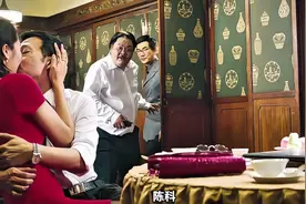 甜蜜瞬间，新婚夫妇深情一吻曾经的悍匪，如今是卑躬屈膝的生意人视频封面