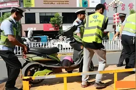 摩托车到期不报废，会罚2000并吊销驾照？一次性说明白视频封面