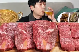 韩国富二代吃高档牛肉，想起父母却伤心起来，原来富人也有烦恼视频封面