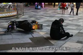 为什么当今社会有人摔倒，路过的人却不敢上前帮忙呢？视频封面