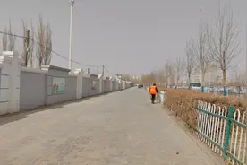 青海刮起了沙尘暴，在格尔木吃碗羊肉面片，躲进宾馆洗洗衣服休息视频封面