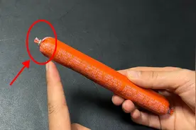 原来火腿肠铝环下藏着个“小机关”，轻轻一拉，完整剥开，太棒了